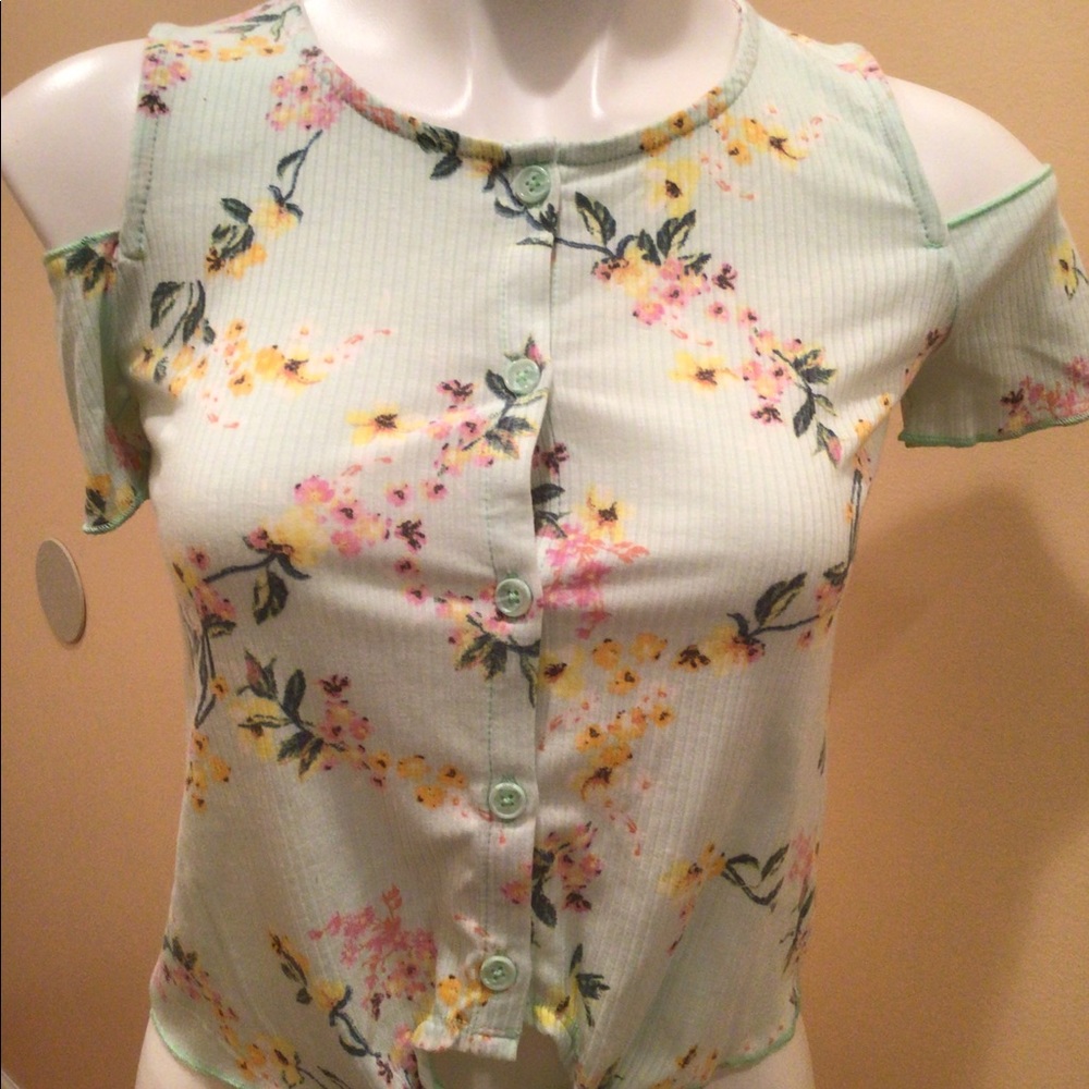 Women’s cold shoulder button down cropped top